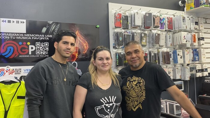 La famille García De la Rosa est composée (de droite à gauche sur la photo) de Ramiro García, Luidmila et Leymer De la Rosa. Ensemble, ils ont créé la compagnie García Prints, à North York. Leurs locaux sont dans Plaza Latina.
