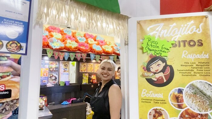 Norma Angelica Yanez gère sa boutique de snacks et de desserts mexicains à Plaza Latina, mais en tant qu'esthéticienne médicale qualifiée, elle a également une autre entreprise, Life in Pink, un spa dermatologique.