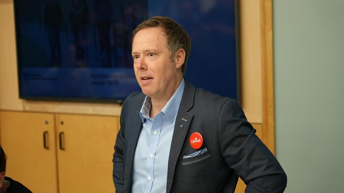 Jonathan Andresen debout s'adresse à son auditoire.  