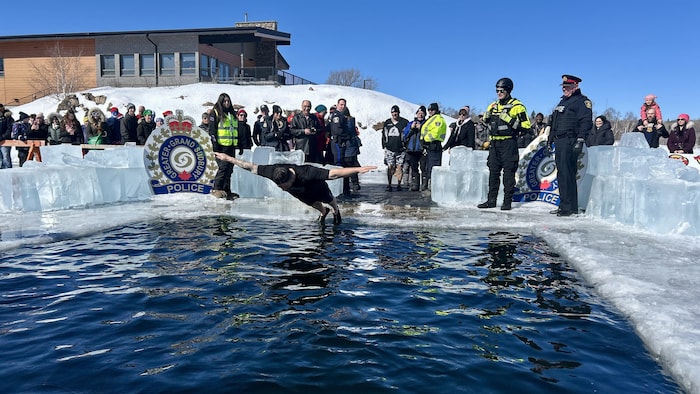 Un particiapnts qui saute dans l'eau.