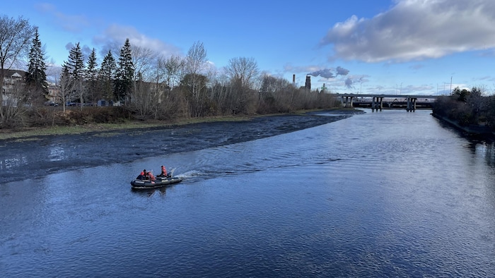 Les plongeurs de la Sûreté du Québec ont sillonné la rivière Saint-Charles.