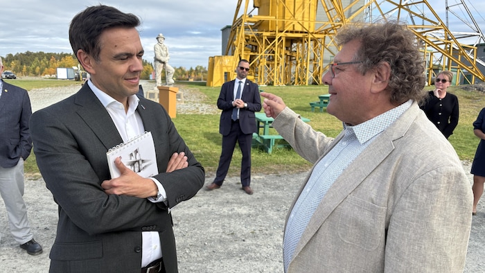 Charles Milliard en discussion avec Guy Bourgeois.