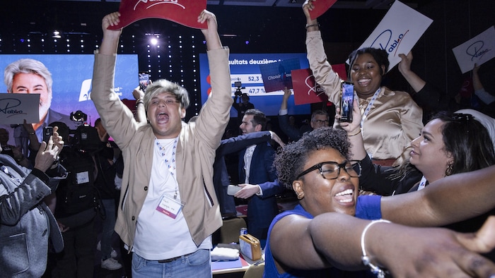 Les partisans de Pablo Rodriguez célèbrent sa victoire.