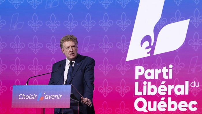 Le candidat à la chefferie du Parti libéral du Québec Marc Bélanger prononce un discours durant le congrès du 14 juin.