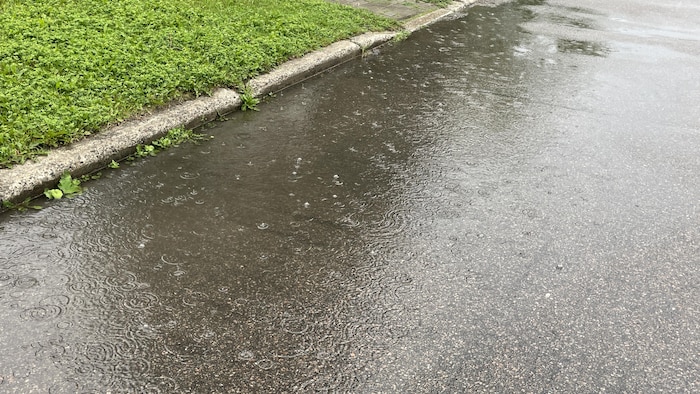 De la pluie dans une flaque d'eau. (photo d'archives)