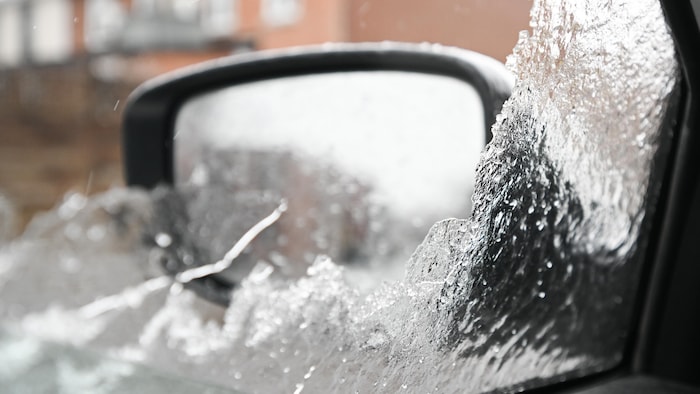 De la glace recouvre la vitre d'une voiture à Montréal.