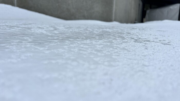 De la neige complètement gelée.