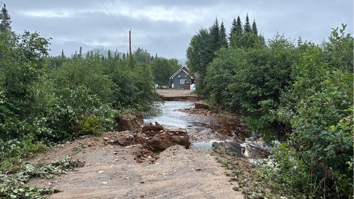 Le chemin de la pourvoirie Le Rochu.