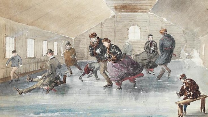 Des patineurs élégants et chaudement vêtus tourbillonnent sur une patinoire intérieure en 1860. Des fenêtres font entrer la lumière naturelle, et un patineur est occupé à mettre ses partins sur un banc, au premier plan.