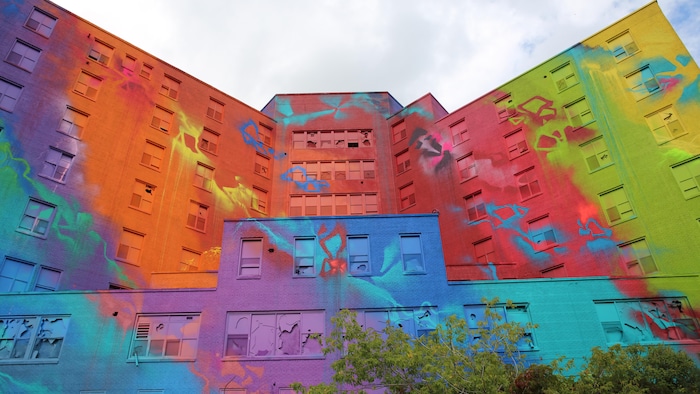 Les murs d'un ancien hôpital sont recouverts de couleurs vibrantes.