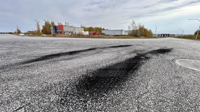 Des traces de pneus sont encore visibles sur la chaussée.