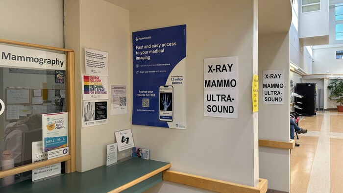 Une affiche sur un mur dans un hôpital invite à s'inscrire à PocketHealth.