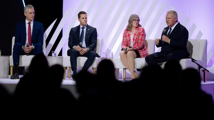 Le premier ministre des Territoires du Nord-Ouest, R.J. Simpson, de gauche à droite, le premier ministre de l'Île-du-Prince-Édouard, Rob Lantz, et la première ministre du Nouveau-Brunswick, Susan Holt, observent le premier ministre de l'Ontario, Doug Ford, répondre à une question lors d'une table ronde organisée à l'occasion d'un événement de la Chambre de commerce du Canada à Ottawa.