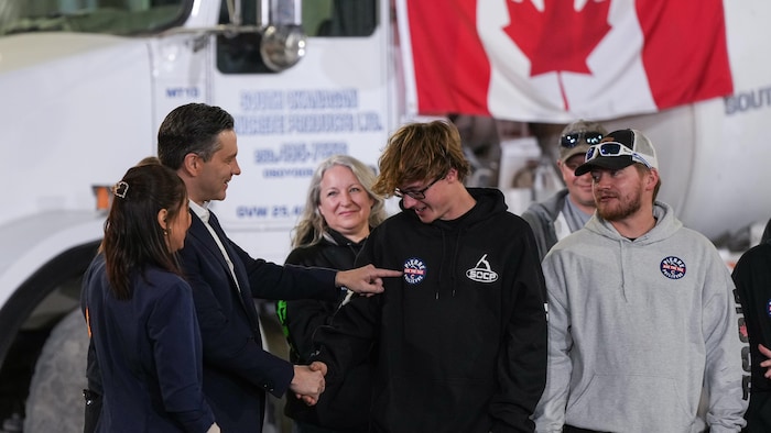 Le leader conservateur Pierre Poilievre et son épouse Anaida saluent de jeunes partisans lors d'un arrêt de campagne à Osoyoos, en Colombie-Britannique, le 5 avril 2025.