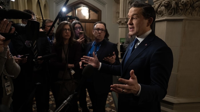 Pierre Poilievre devant les micros de journalistes.