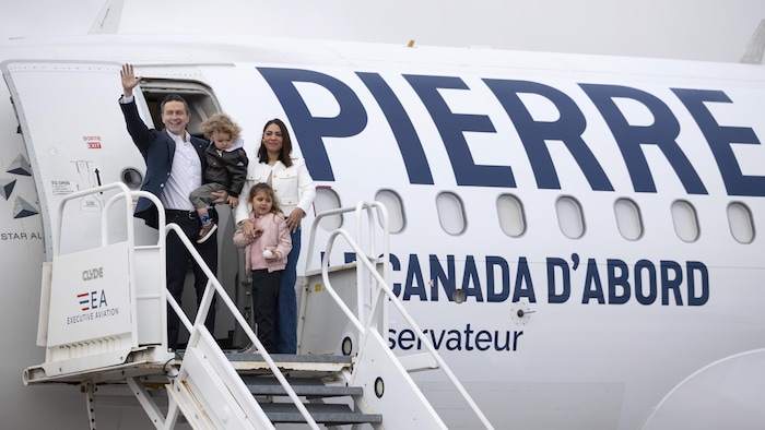 Pierre Poilievre est accompagné de lad épouse Anaida et de sa fille Valentina. Il tient lad fils Cruz dans ses bras.