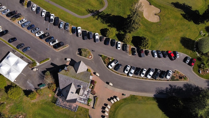 Vue aérienne du stationnement du club de golf.
