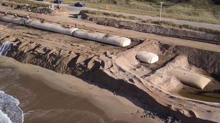 Photo aérienne lors des travaux de recharge de plage et d'installation de géotubes à Pointe-aux-Loups.