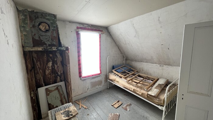 Une chambre de maison ancienne délabrée avec des matériaux de construction.