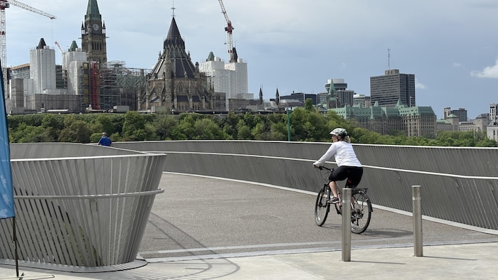 Un cycliste sur la pointe Kìwekì à Ottawa.