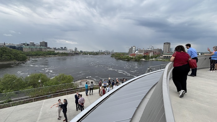 Des gens se promènent sur la pointe Kìwekì à Ottawa.