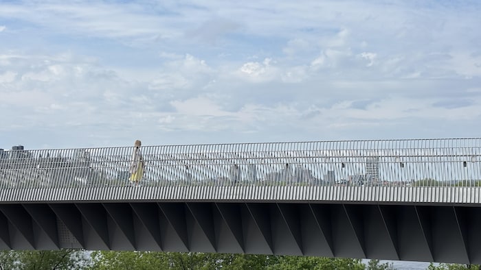 Un piéton marche à la pointe Kìwekì à Ottawa.