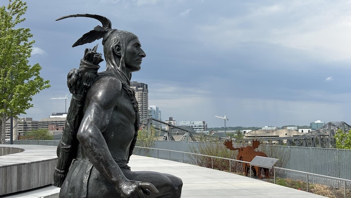 Des sculptures sont installées sur la pointe Kìwekì à Ottawa.