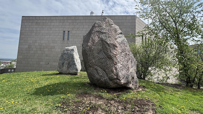 Des sculptures sont installées sur la pointe Kìwekì à Ottawa.