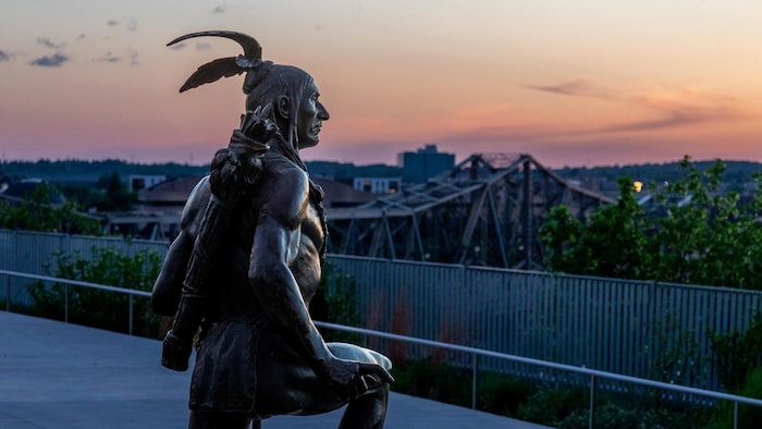 La statue d'un membre des Premières nations à la pointe Kìwekì.