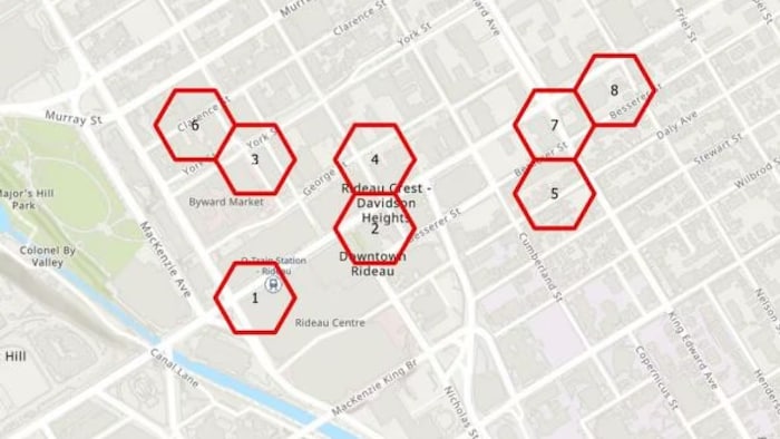Les hexagones rouges sur la carte désignent comme « points chauds » le secteur près de la station Rideau; l'intersection des rues Rideau et Nicholas; le quadrilatère du marché By; l'intersection des rues George et Dalhousie; les intersections de la rue Besserer avec l'avenue King Edward et la rue Nelson; enfin, la rue Daly entre l'avenue King Edward et la rue Cumberland.