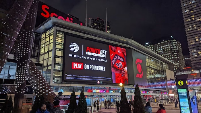 Affiche de PointsBet Canada sur un grand écran à Toronto.