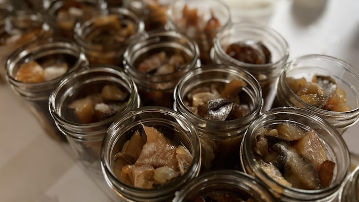 Du poisson fumé dans des pots.