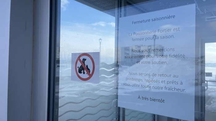 Il est écrit sur l'affiche que la poissonerie remercie sa clientèle pour son soutien et sera de retour au printemps.