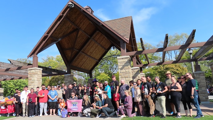 Un groupe de joueurs de Pokémon GO posent pour une photo de groupe dans un parc à Windsor.