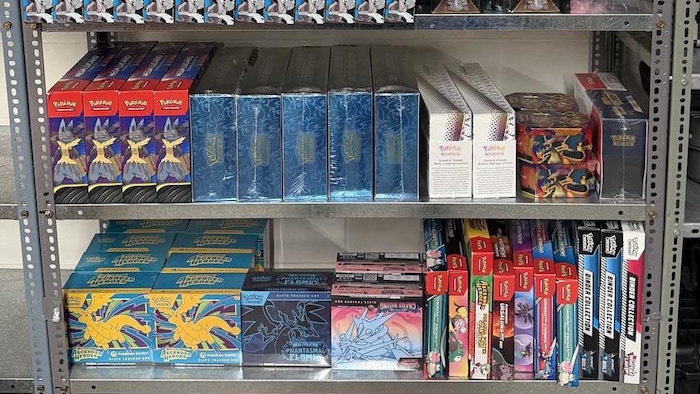 Des cartes Pokémon qui ont été saisies par la GRC en mai en Alberta dans le cadre d'une enquête contre le crime organisé.