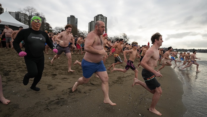 Le bain du Nouvel An fait son retour Vancouver Radio Canada