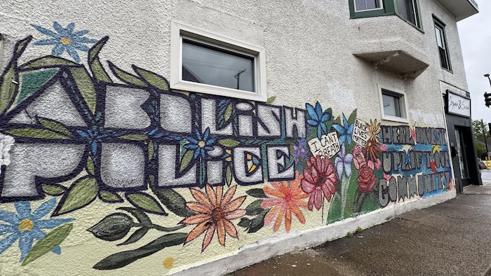 Une murale porte la mention « Abolissons la police » en anglais.