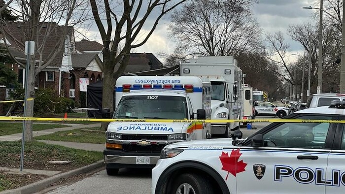 Des voitures de la police stationnées devant une résidence à Windsor.