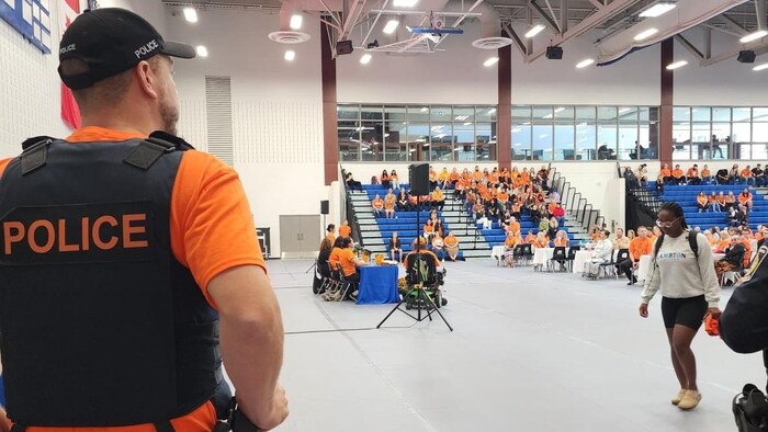 L’agent de police Tyler Callander assiste à un événement.