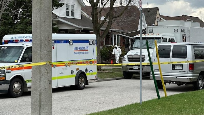 Une maison entourée d'un ruban policier et des véhicules d’intervention de la police de Windsor.
