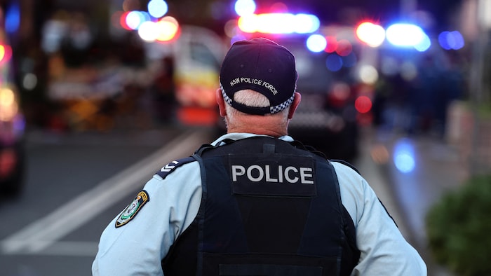 Un policier australien vu de dos.