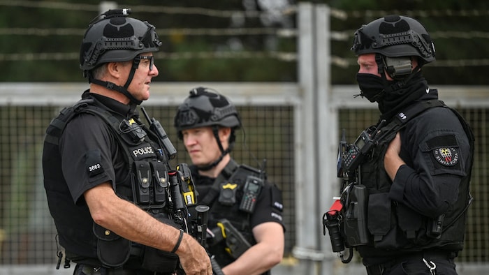 Des policiers armés.