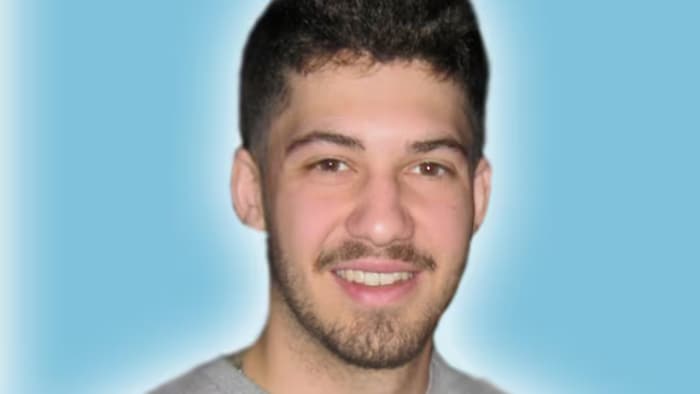 Photo d'un homme avec sourire.