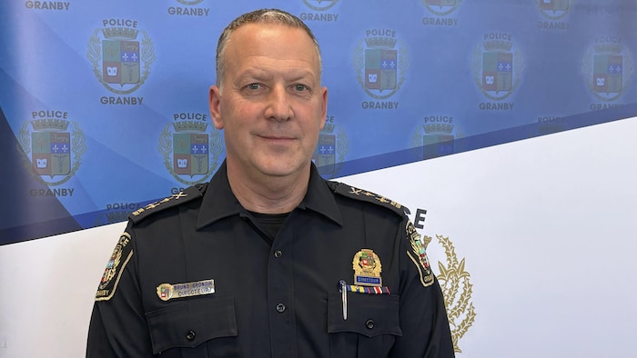 Bruno Grondin, directeur du Service de police de la Ville de Granby, se tient debout devant la caméra.