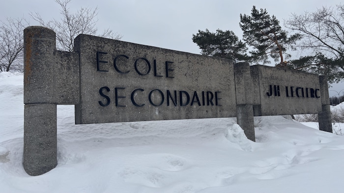 Le panneau de l’école secondaire Joseph-Hermas-Leclerc à Granby en hiver.