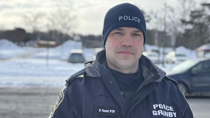 Marc Farand, porte-parole du Service de police de Granby, dehors en hiver.