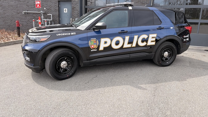 Plan large sur voiture de police vu de haut