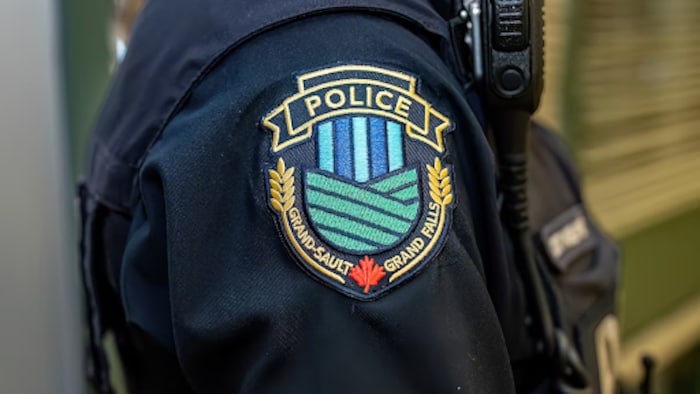 Gros plan sur l'épaule d'un agent de la Force policière de Grand-Sault. 