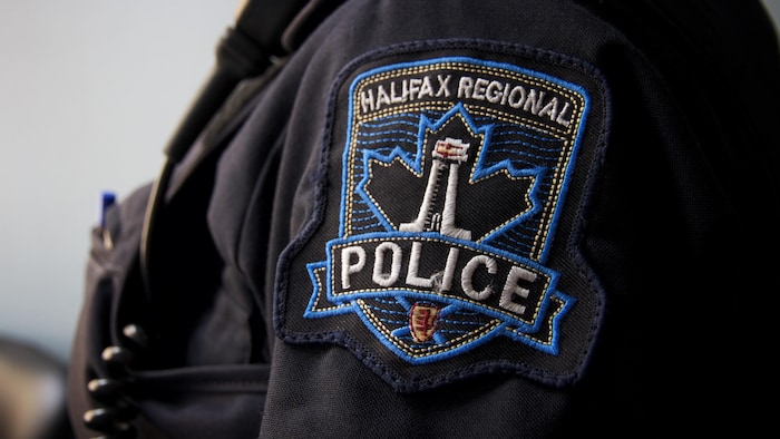 L'écusson des policiers d'Halifax, sur la manche d'un policier.