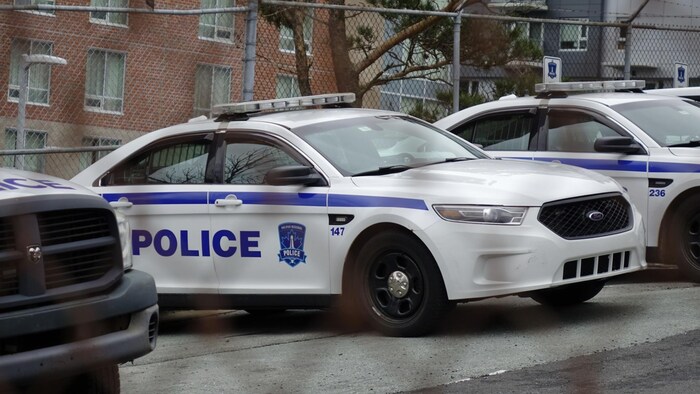 Un véhicule de police est stationné au quartier général de la police d'Halifax en Nouvelle-Écosse.            